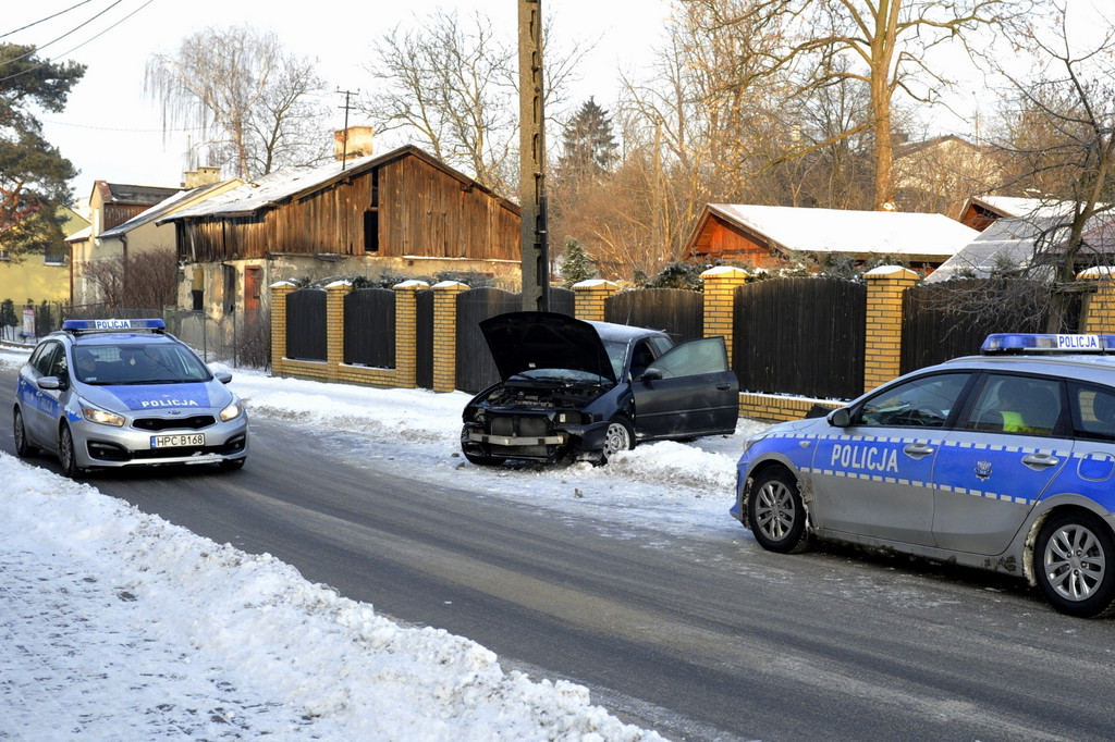 Lipno: Kierowca audi rozbił samochód na słupie