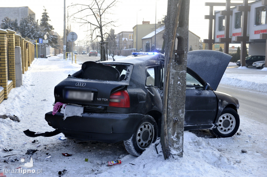 Lipno: Kierowca audi rozbił samochód na słupie