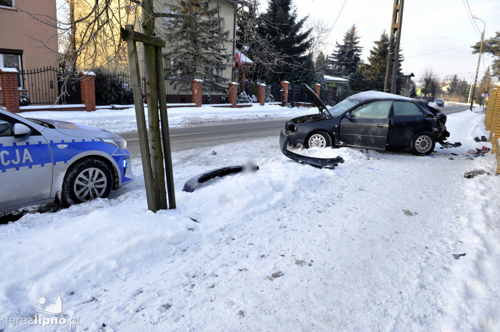 Lipno: Kierowca audi rozbił samochód na słupie