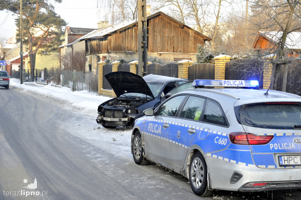 Lipno: Kierowca audi rozbił samochód na słupie