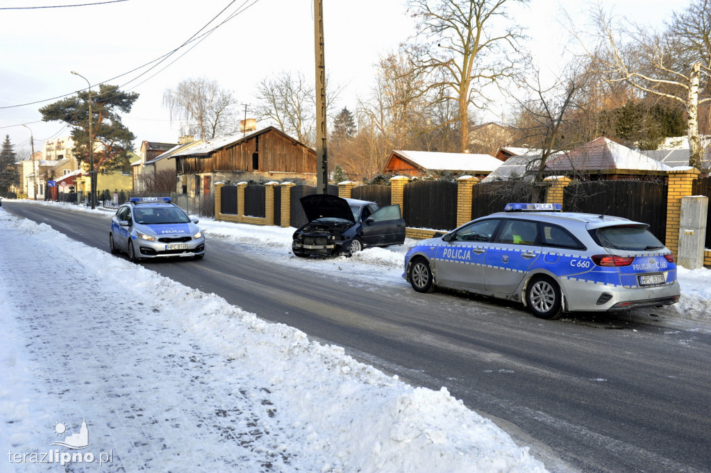 Lipno: Kierowca audi rozbił samochód na słupie