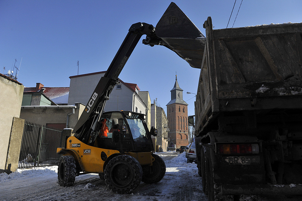 Wywożenie śniegu z ulicy Rapackiego w Lipnie