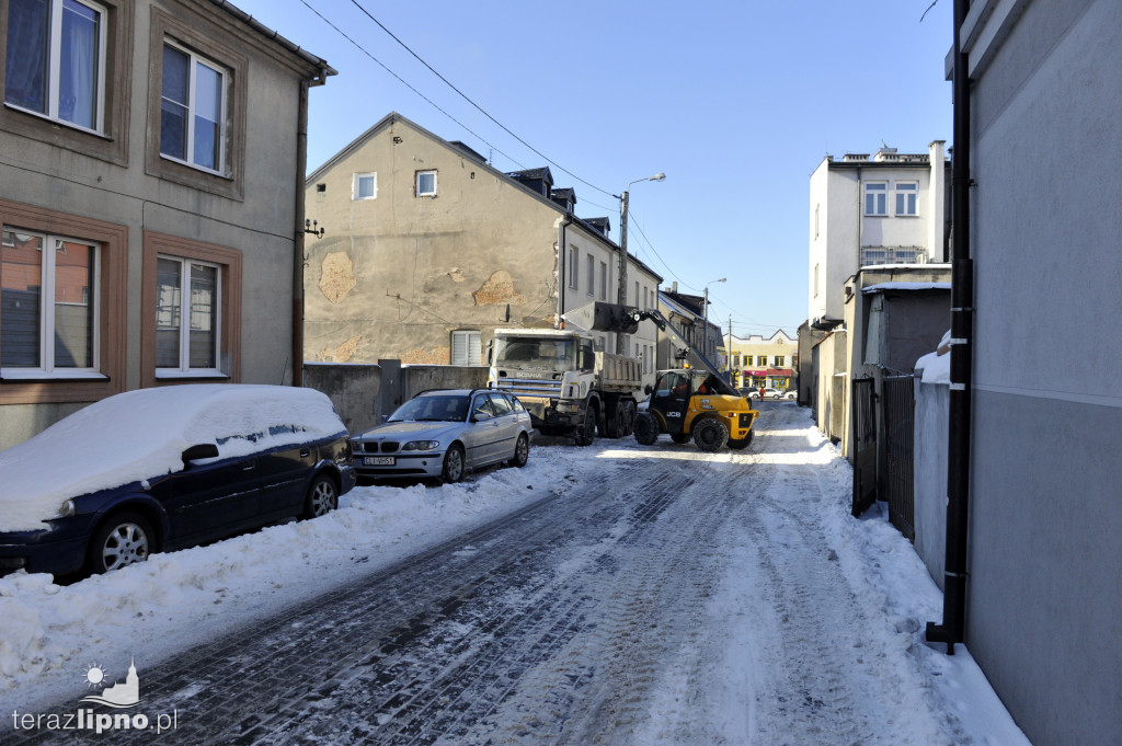 Wywożenie śniegu z ulicy Rapackiego w Lipnie