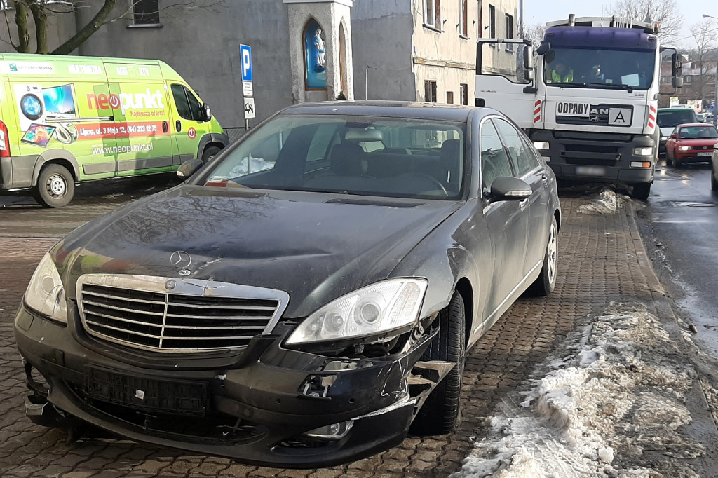 Lipno: Kolizja śmieciarki i osobowego mercedesa