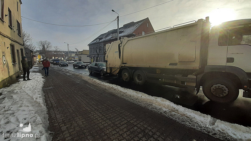 Lipno: Kolizja śmieciarki i osobowego mercedesa