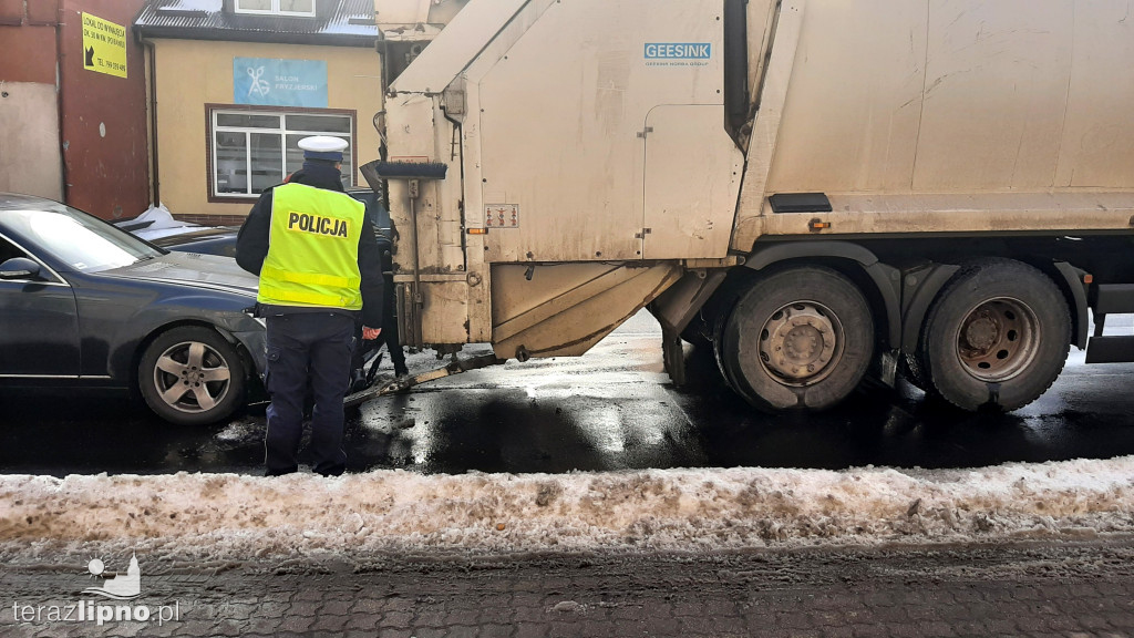 Lipno: Kolizja śmieciarki i osobowego mercedesa