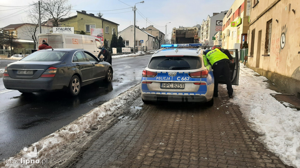 Lipno: Kolizja śmieciarki i osobowego mercedesa