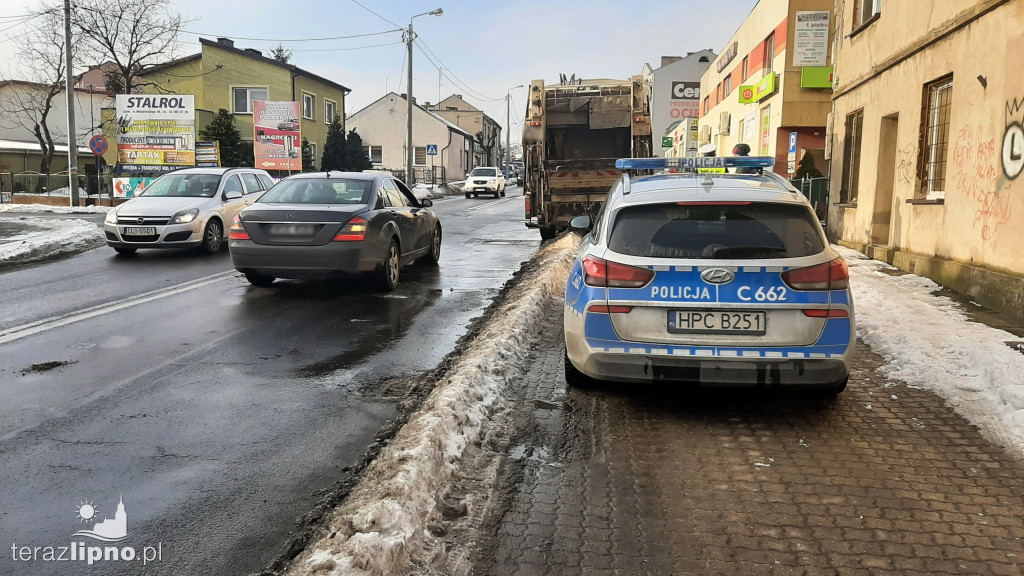 Lipno: Kolizja śmieciarki i osobowego mercedesa