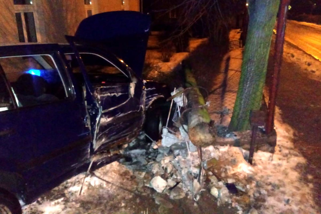 Volkswagen vento wypadł z drogi na Wyszyńskiego
