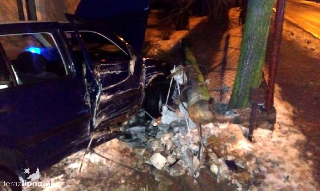 Volkswagen vento wypadł z drogi na Wyszyńskiego