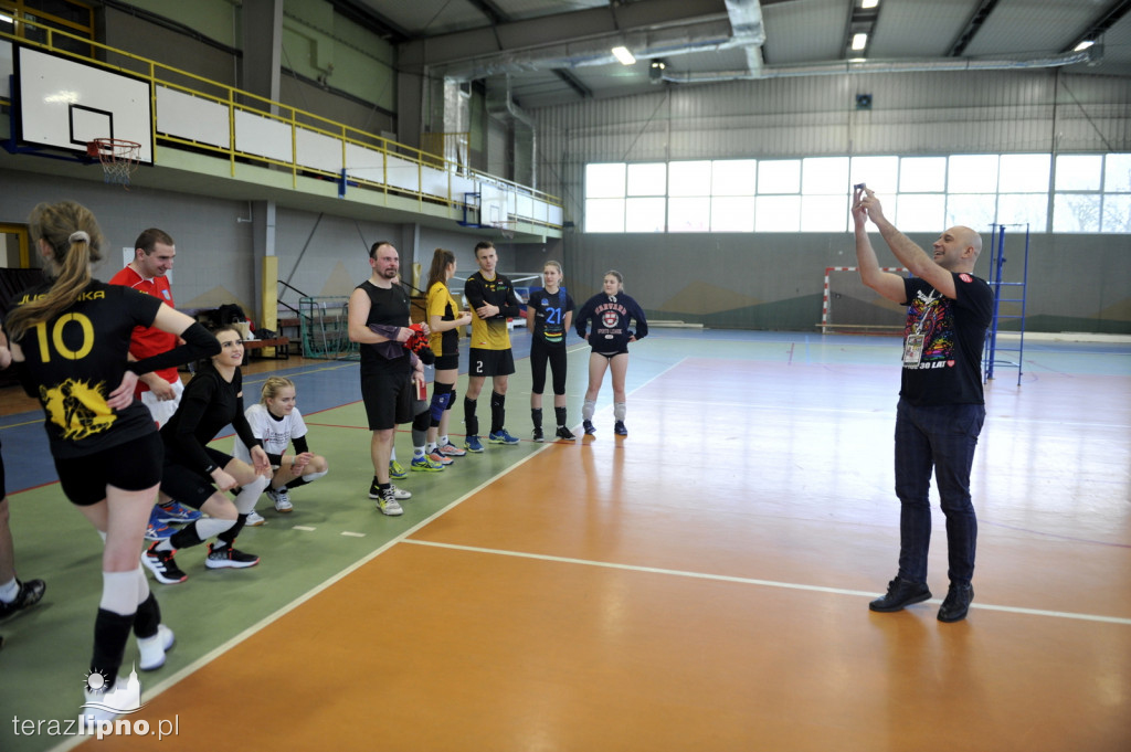 Turniej siatkówki mikstów w ramach 30. finału WOŚP w Lipnie