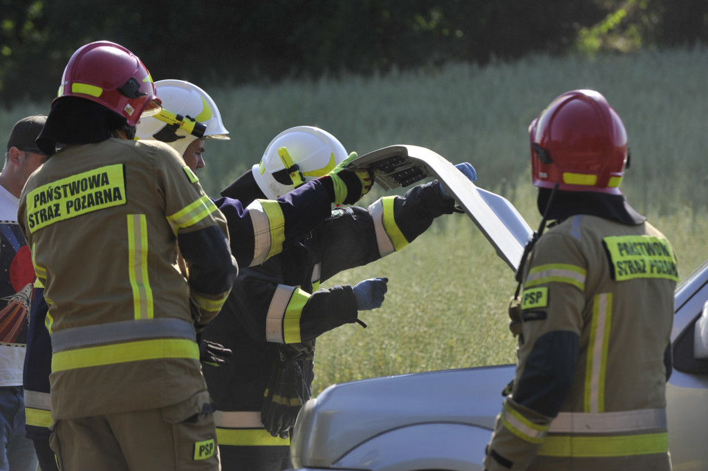 Bus uderzył w osobówkę na DK 67 w Krzyżówkach