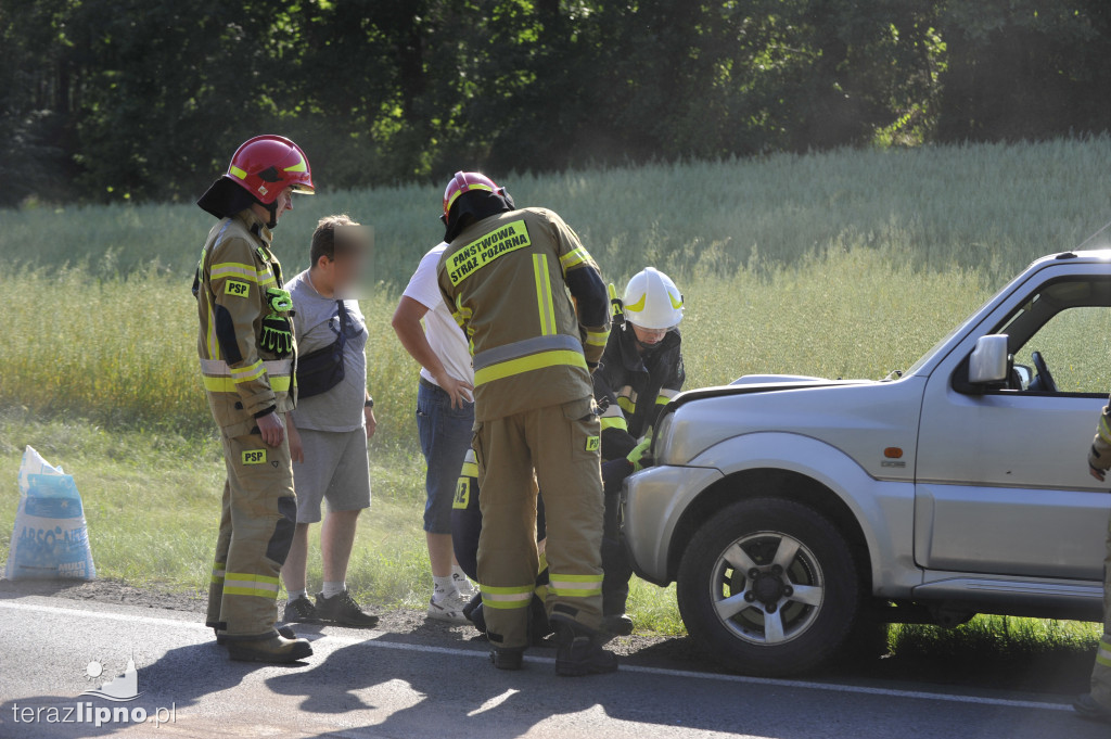 Bus uderzył w osobówkę na DK 67 w Krzyżówkach