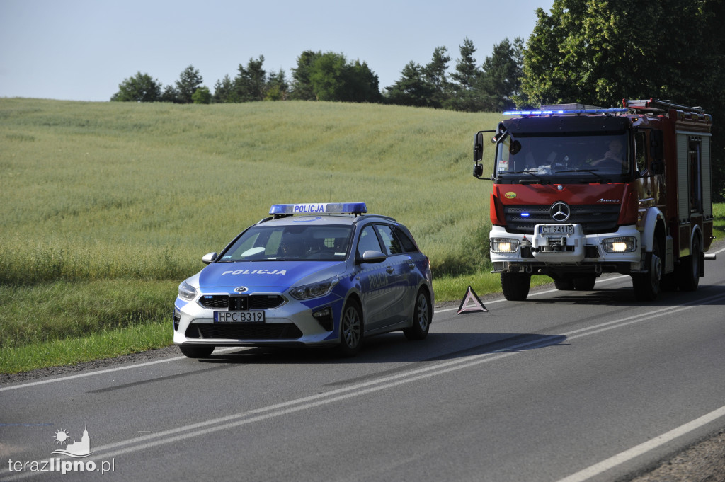 Bus uderzył w osobówkę na DK 67 w Krzyżówkach