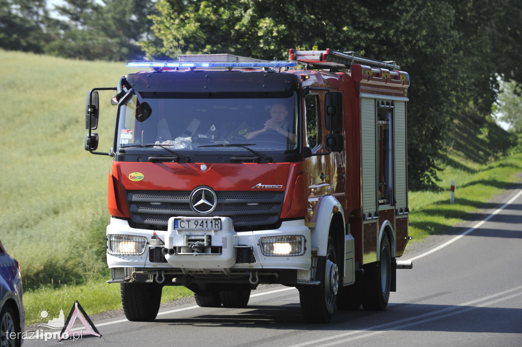 Bus uderzył w osobówkę na DK 67 w Krzyżówkach