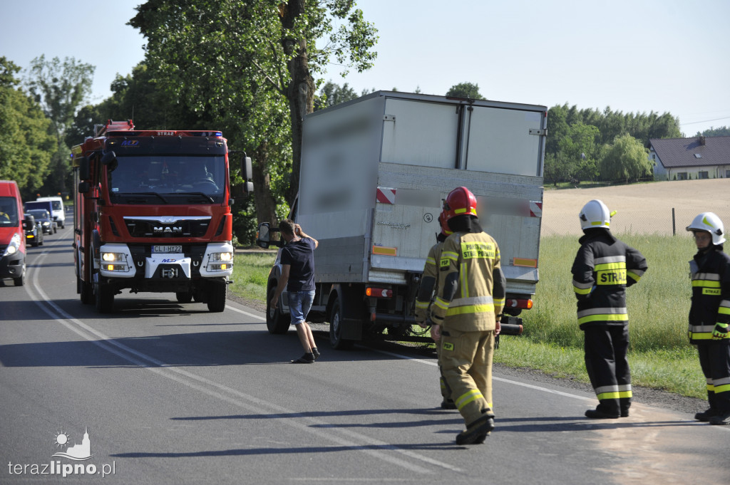 Bus uderzył w osobówkę na DK 67 w Krzyżówkach