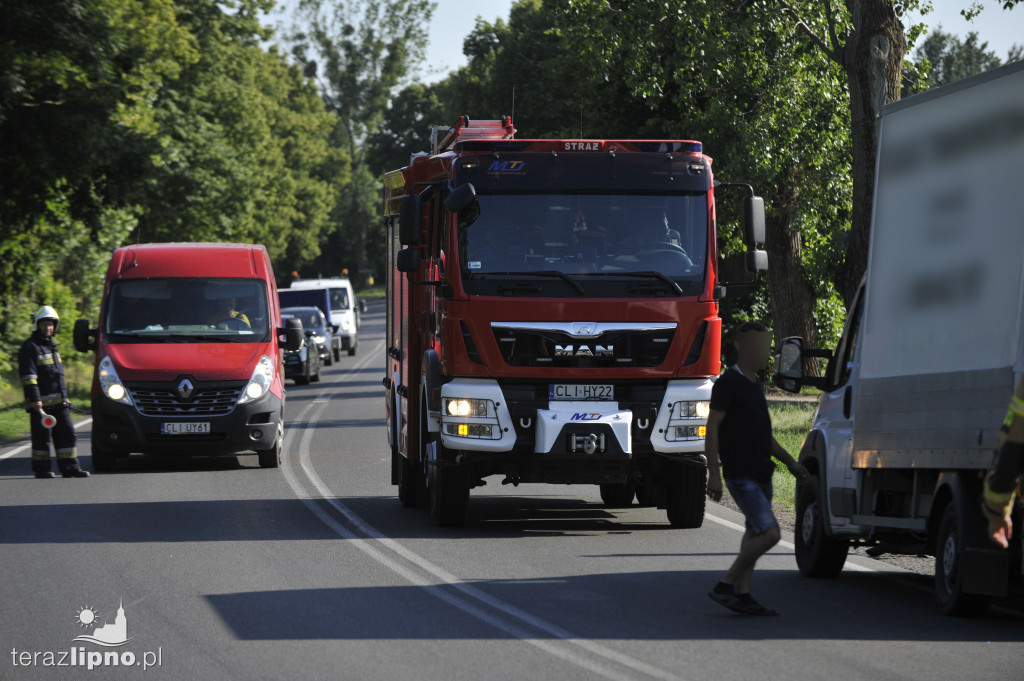 Bus uderzył w osobówkę na DK 67 w Krzyżówkach