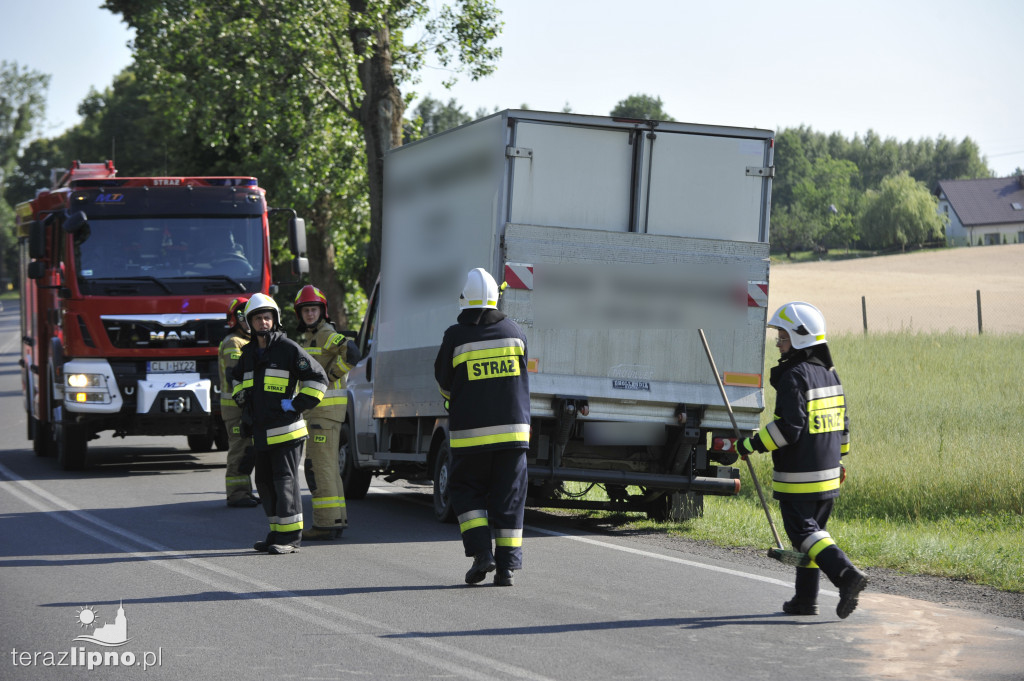 Bus uderzył w osobówkę na DK 67 w Krzyżówkach