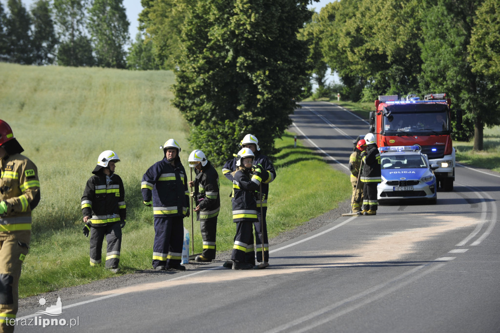 Bus uderzył w osobówkę na DK 67 w Krzyżówkach