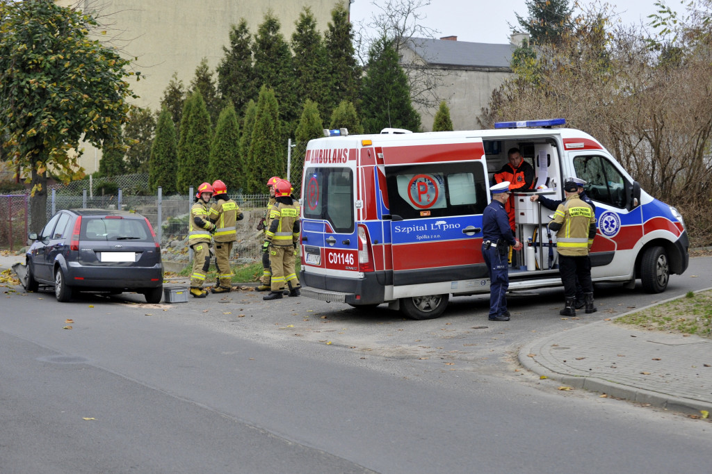 Lipno: Mężczyzna czołowo uderzył w drzewo