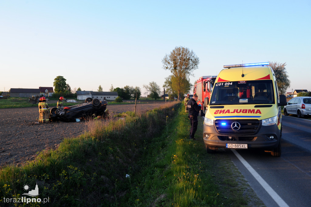 BMW wypadło z drogi. Czworo poszkodowanych