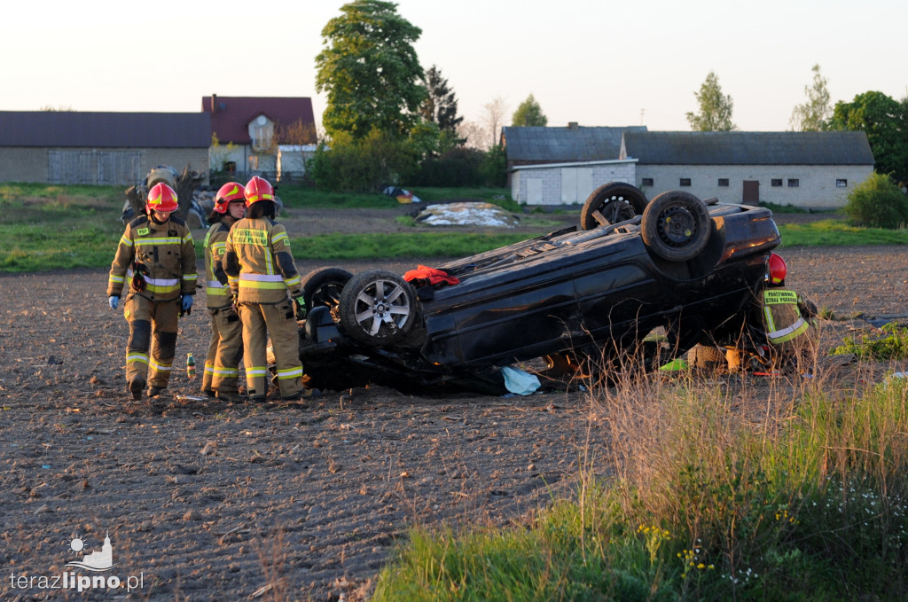 BMW wypadło z drogi. Czworo poszkodowanych