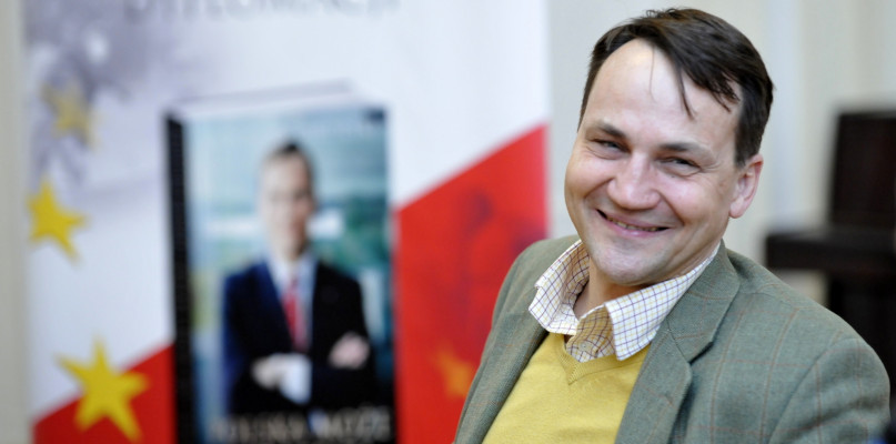 Marszałek Sejmu Radosław Sikorski podczas spotkania autorskiego w Lipnie. /fot. Marcin Jaworski