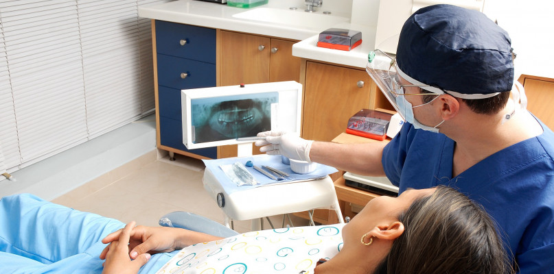 Aparat na zęby porcelanowy lub kryształowy, a może jednak metalowy?