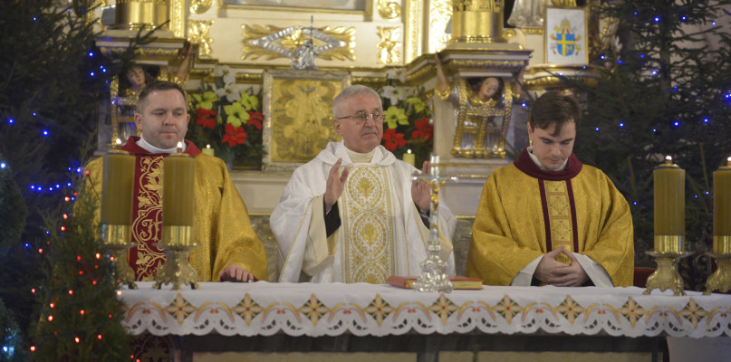 Z parafii pw. WNMP w Lipnie oprócz proboszcza ks. Henryka Ambroziaka (w środku) odejdą także m.in. ks. Leszek Wojciechowski (z lewej) i ks. Bartłomiej Pyka. /fot. Marcin Jaworski