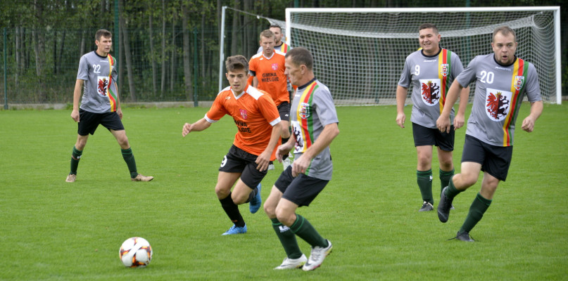 Wicher Wielgie (pomarańczowe koszulki) pokonał UKS Skompensis Skępe 3:1. /fot. Marcin Jaworski