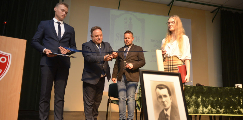 Symboliczne przecięcie wstęgi, otwierające wystawę poświęconą postaci Ludwika Wichera. /fot. Marcin Jaworski