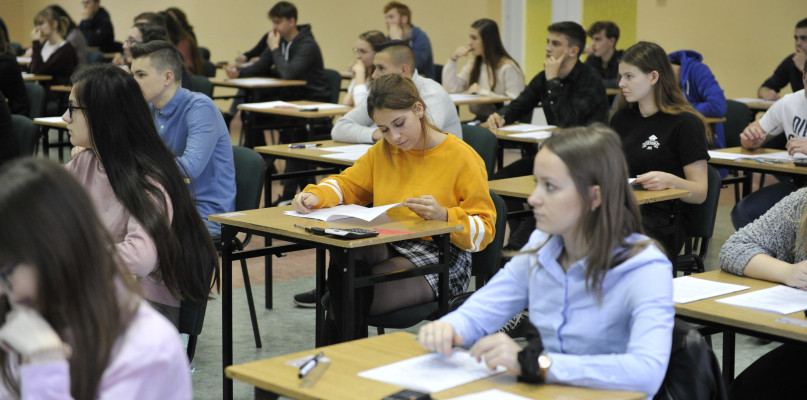 Próbne egzaminy już za maturzystami. Teraz tylko studniówka i czas na prawdziwy sprawdzian. /fot. Marcin Jaworski