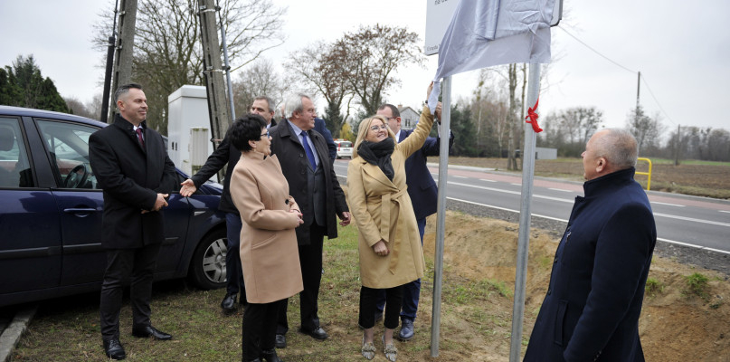 Uroczystego odsłonięcia tablicy dokonali Aneta Jędrzejewska oraz Tadeusz Wiewiórski. /Fot. Marcin Jaworski