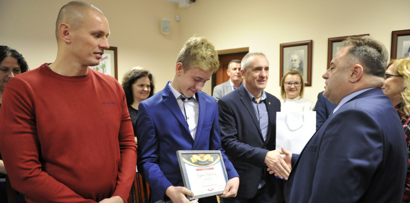 Zaproszeni goście otrzymali nagrody i podziękowania za rozsławianie powiatu lipnowskiego. /Fot. Marcin Jaworski