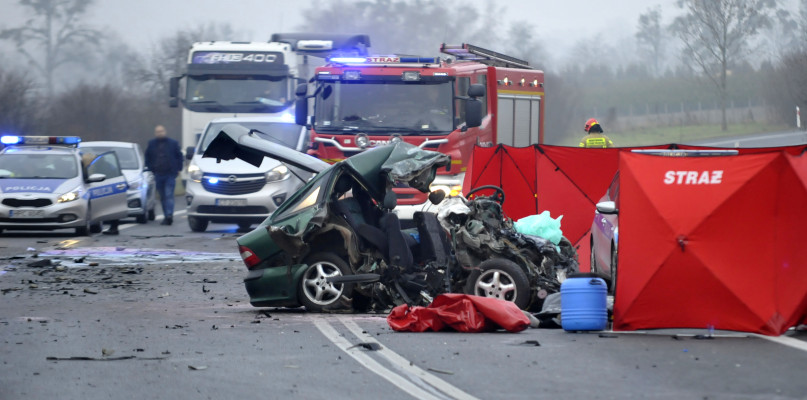 Niestety dwie osoby jadące oplem vectrą zginęły na miejscu. /Fot. Marcin Jaworski