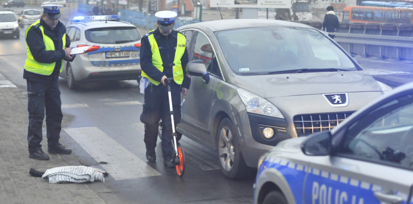 Kierujący peugeotem potrącił na pasach mężczyznę. Poszkodowany został zabrany do szpitala. /Fot. Marcin Jaworski
