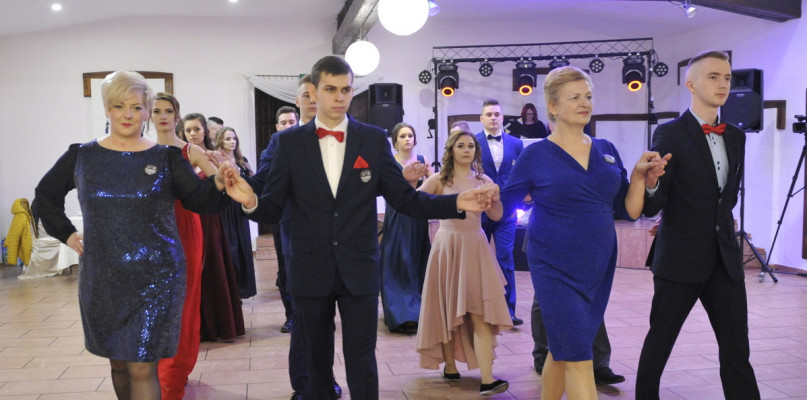 To ostatni bal przed maturą dla uczniów ZS im. Związku Młodzieży Wiejskiej w Dobrzyniu nad Wisłą. /Fot. Marcin Jaworski
