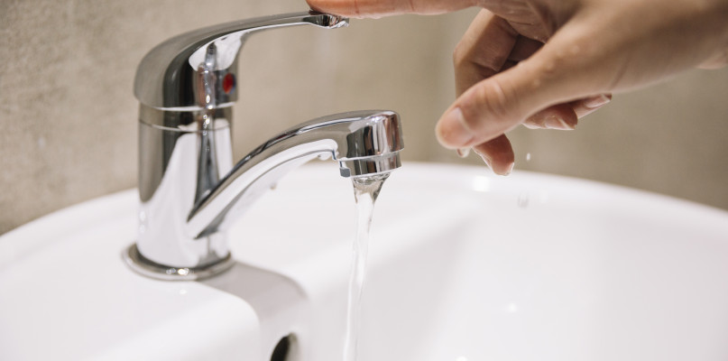 Woda w kranach na terenie Lipna nie nadaje się do spożywania oraz do mycia. /Fot. freepik.com