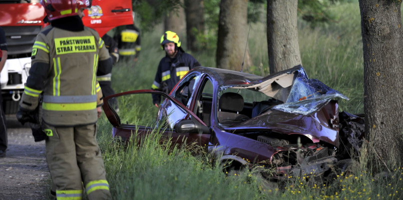 Kierujący oplem został przetransportowany do szpitala śmigłowcem Lotniczego Pogotowia Ratunkowego. / Fot. Marcin Jaworski
