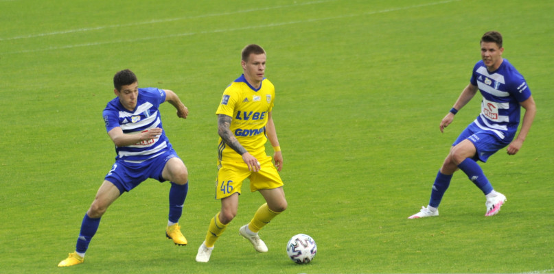 Po raz kolejny w barwach Arki Gdynia wystąpił Jakub Wawszczyk (w środku), który jest wychowankiem Mienia Lipno. /fot. Marcin Jaworski