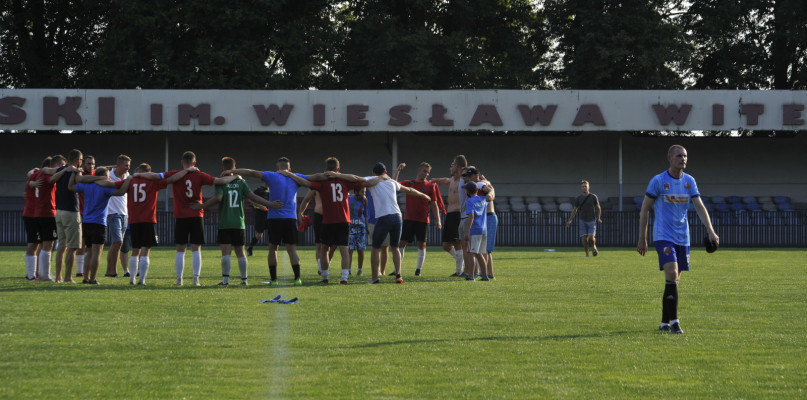 To piłkarze Wisły Dobrzyń cieszyli się ze zwycięstwa na stadionie w Lipnie. /Fot. Marcin Jaworski
