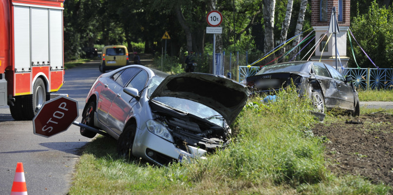 Nissanem kierowała 19-letnia mieszkanka gminy Kikół, w audi jechał 27-letni mieszkaniec powiatu toruńskiego. /Fot. Marcin Jaworski