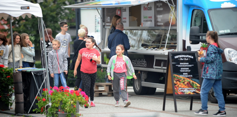 Pierwsza edycja festiwalu food trucków w Lipnie cieszy się dużym zainteresowaniem. /fot. Marcin Jaworski