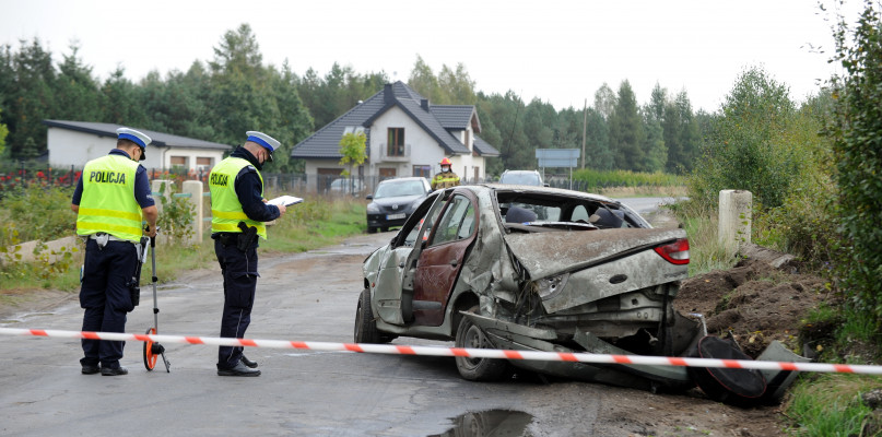 Kierujący osobowym renault został zabrany do szpitala przez Zespół Ratownictwa Medycznego. /Fot. Marcin Jaworski
