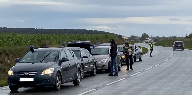 Jednego ze sprawców zatrzymano podczas jazdy na trasie pomiędzy Opolem, a Kędzierzynem - Koźlem. /Fot. nadesłane KPP Lipno