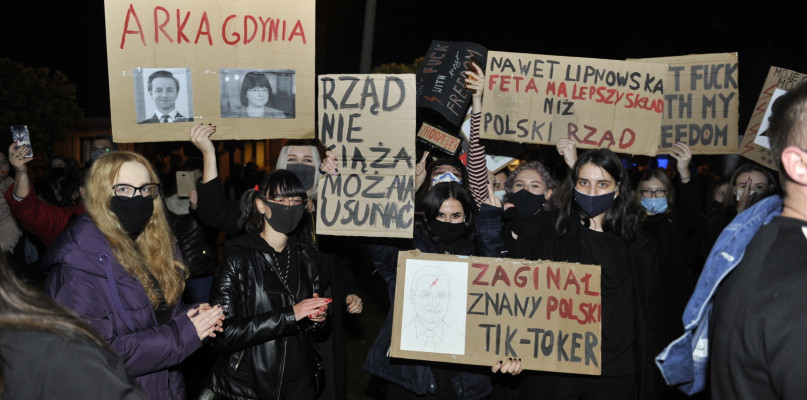 Kilkuset mieszkańców powiatu lipnowskiego ruszyło ulicami Lipna podczas strajku kobiet. /Fot. Marcin Jaworski