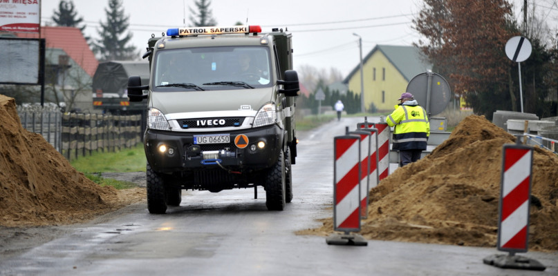 Patrol saperski z Inowrocławia przyjechał zabezpieczyć i zabrać odnalezione pociski. /Fot. Marcin Jaworski