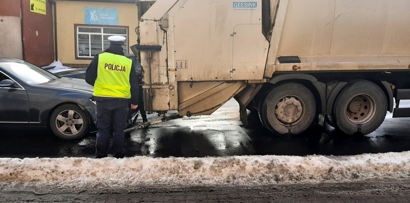 Obaj kierowcy byli trzeźwi. Sprawca kolizji, kierujący mercedesem został ukarany mandatem karnym. /Fot. Marcin Jaworski