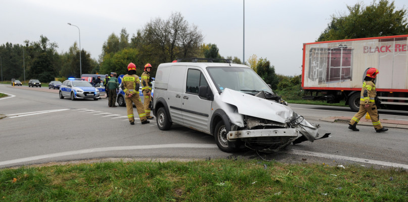 Dostawczy ford wyjechał wprost pod naczepę samochodu ciężarowego. Na szczęście nikomu nic się nie stało. /Fot. Marcin Jaworski
