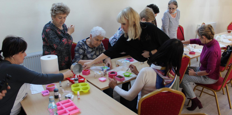 Podczas pierwszych zajęć seniorzy wykonywali kolorowe mydełka. W planach są kolejne zajęcia. /Fot. nadesłane